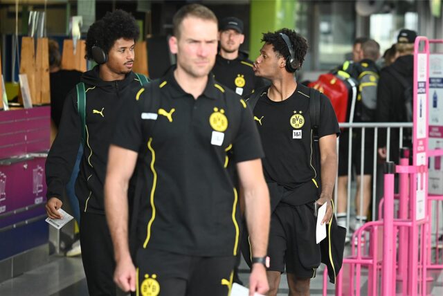 Julien Duranville und Karim Adeyemi gehen nebeneinander her.