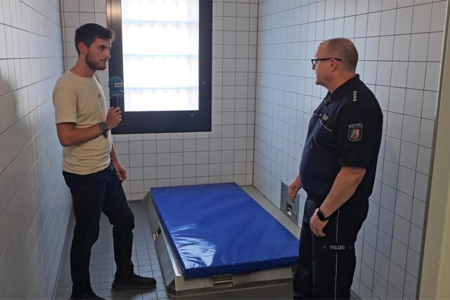 Matthias Hanefeld zeigt RN-Reporter Julien März die Zellen des Polizeigewahrsam im Präsidium in Dortmund.