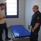 Matthias Hanefeld zeigt RN-Reporter Julien März die Zellen des Polizeigewahrsam im Präsidium in Dortmund.