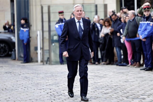 Der neue französische Premierminister Michael Barnier läuft in einem Anzug einen Weg entlang (Archiv)
