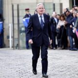 Der neue französische Premierminister Michael Barnier läuft in einem Anzug einen Weg entlang (Archiv)