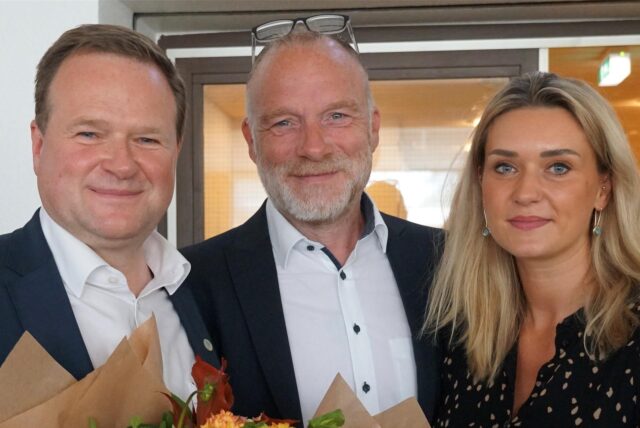 Die Co-Vorsitzenden der SPD Recklinghausen Sven Mosdzien und Anna Kavena gratulieren Frank Schwabe.