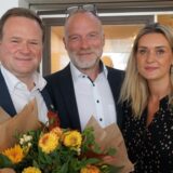 Die Co-Vorsitzenden der SPD Recklinghausen Sven Mosdzien und Anna Kavena gratulieren Frank Schwabe.