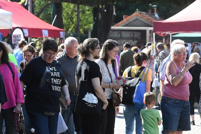Hunderte Tierfreunde kamen am Samstag (21.9.2024) zum ersten Tierschutzfest in der Ickerner Agora. Auf dem Gelände der einstigen Zeche Ickern gab es viele Stände, aber auch interessante Vorträge im dortigen Amphitheater rund ums Tier.