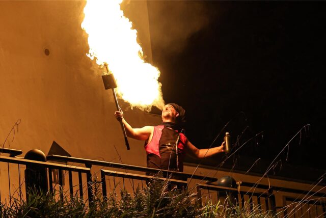 Ein Feuerspucker bei der Museumsnacht in Dortmund.
