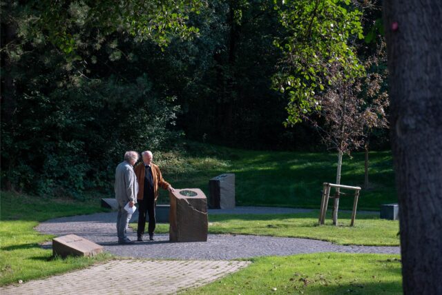 Der Weg durch den „Garten der Religionen“ führt an Stelen zu verschiedenen Weltreligionen vorbei.