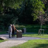 Der Weg durch den „Garten der Religionen“ führt an Stelen zu verschiedenen Weltreligionen vorbei.