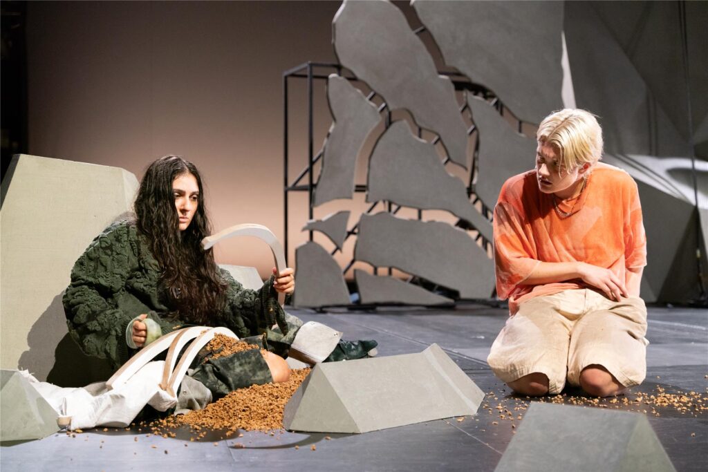 Kassiererin (Danai Chatzipetrou) als und Teenager JO (João d’Orey) erleben „Grelle Tage“.  