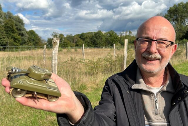 Karl-Heinz Hoffmann hält den Panzer aus seiner Kindheit in der Hand.