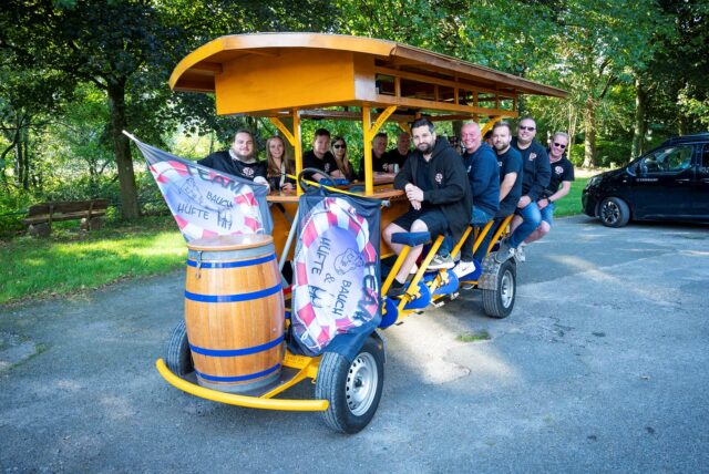 „Team Bauch und Hüfte“ aus Haltern auf dem Thekenfahrrad