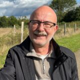 Karl-Heinz Hoffmann hält den Panzer aus seiner Kindheit in der Hand.