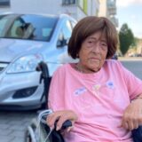 Christel Schürmann sitzt in einem Rollstuhl vor dem Theodor-Fliedner-Haus in Herten-Westerholt. Hinter ihr parkt ein silberfarbener Opel.