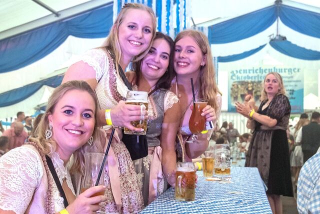 Zum Oktoberfest kamen rund 700 Gäste auf dem Henrichenburger Hof Hennemann zusammen: Am 21.9.2024 feierten die Castrop-Rauxeler in Weiß und Blau ihr Trachten-Fest am selben Tag, an dem die Wies’n in München eröffnet wurden. „O‘ zapft is“ hieß es hüben wie drüben.