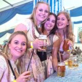 Zum Oktoberfest kamen rund 700 Gäste auf dem Henrichenburger Hof Hennemann zusammen: Am 21.9.2024 feierten die Castrop-Rauxeler in Weiß und Blau ihr Trachten-Fest am selben Tag, an dem die Wies’n in München eröffnet wurden. „O‘ zapft is“ hieß es hüben wie drüben.