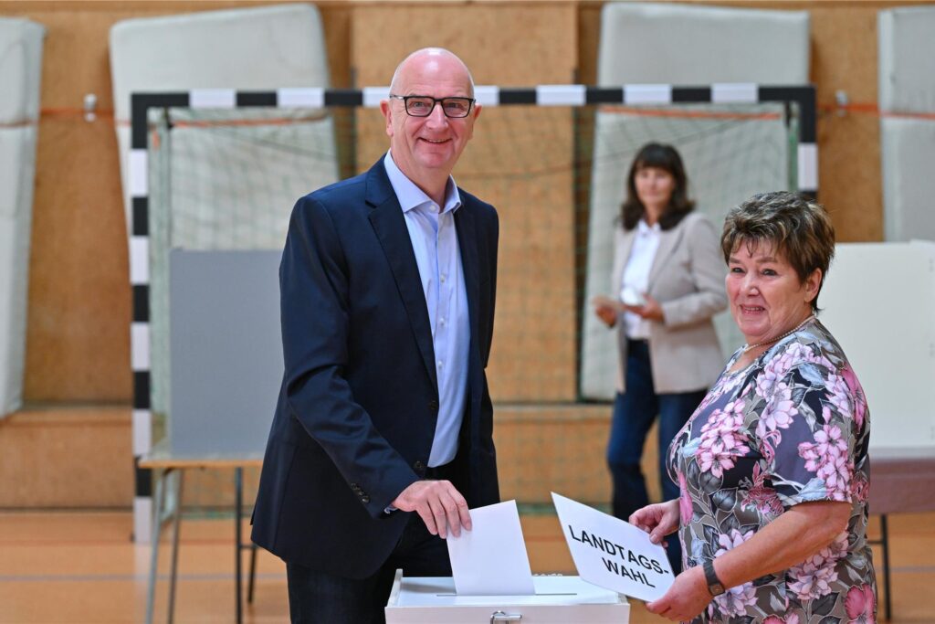 Dietmar Woidke, Brandenburgs Ministerpräsident und Vorsitzender der SPD in Brandenburg, gibt seine Stimme zur Landtagswahl in Brandenburg in einem Wahllokal ab.