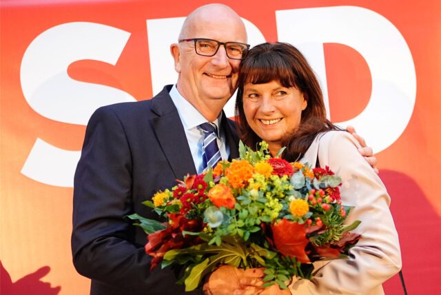 Dietmar Woidke, Ministerpräsdident und Vorsitzender der SPD in Brandenburg und seine Frau Susanne stehen nach Bekanntgabe der ersten Prognosen bei der SPD-Wahlparty auf der Bühne.