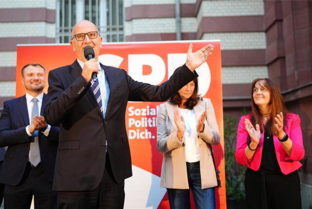 Dietmar Woidke, Ministerpräsident und Vorsitzender der SPD in Brandenburg steht nach Bekanntgabe der ersten Prognosen bei der SPD-Wahlparty auf der Bühne.