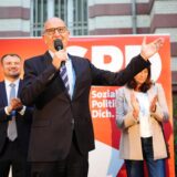 Dietmar Woidke, Ministerpräsident und Vorsitzender der SPD in Brandenburg steht nach Bekanntgabe der ersten Prognosen bei der SPD-Wahlparty auf der Bühne.