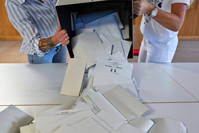 Eine Wahlurne mit den abgegebenen Stimmzetteln für die Landtagswahl in Brandenburg wird nach dem Schließen der Wahllokale ausgeschüttet.