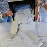 Eine Wahlurne mit den abgegebenen Stimmzetteln für die Landtagswahl in Brandenburg wird nach dem Schließen der Wahllokale ausgeschüttet.