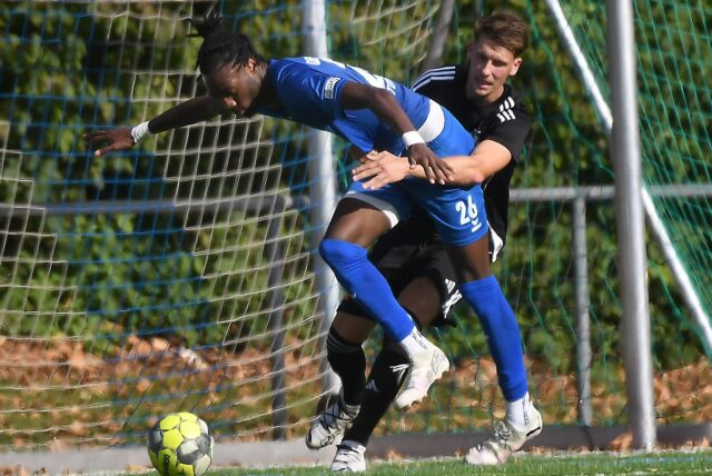 Florian Tonye (blaues Trikot) war einer der Torschützen bei Wackers 4:2-Sieg über den SV Hohenlimburg.