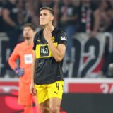 Nico Schlotterbeck kratzt sich am Hals.