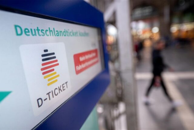 Ticketautomat mit Deutschlandticket auf dem Bildschirm.