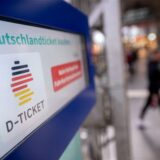 Ticketautomat mit Deutschlandticket auf dem Bildschirm.