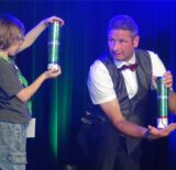 Alexander Wirth alias Zauberer „Trixx17“ verblüffte die Kinder mit einem wandernden Flaschengeist, der alles auf den Kopf stellte.