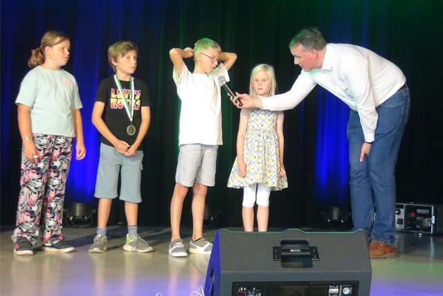 Die alten Kinderbürgermeister (l.) Lotta Richter und Jonathan Haltermann und die neuen Kindersprecher Elyas Ahmetovic und Mia Henkel mit ihrem Vorbild Tobias Stockhoff