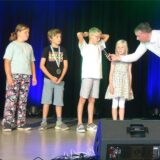 Die alten Kinderbürgermeister (l.) Lotta Richter und Jonathan Haltermann und die neuen Kindersprecher Elyas Ahmetovic und Mia Henkel mit ihrem Vorbild Tobias Stockhoff