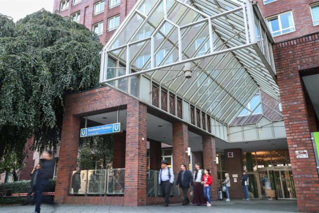 Der Haupteingang des Klinikums in Dortmund-Mitte.