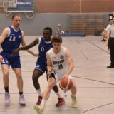 Gegen den VfL AstroStars Bochum (in blau) fehlte den Basketballern des GV Waltrop mit Alexander Kleefeld (am Ball) zunächst die Ballsicherheit.