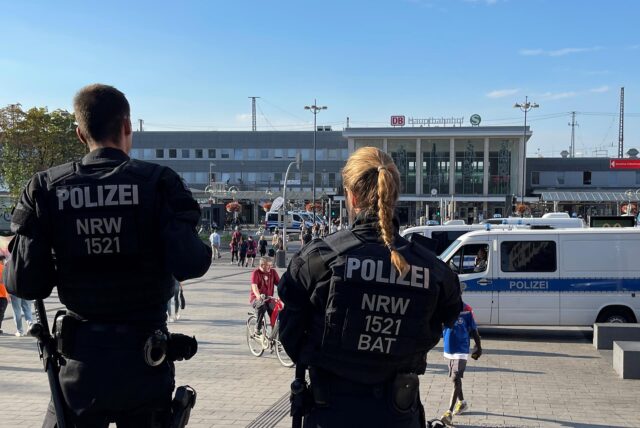 Zwei Polizeibeamte stehen auf der Katharinentreppe am Hauptbahnhof. (Symbolbild)