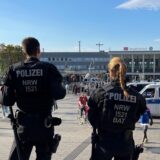 Zwei Polizeibeamte stehen auf der Katharinentreppe am Hauptbahnhof. (Symbolbild)
