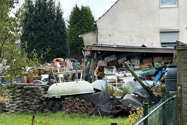 Berge an Gerümpel türmen sich im Nachbargarten in Ickern-End.