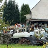 Berge an Gerümpel türmen sich im Nachbargarten in Ickern-End.