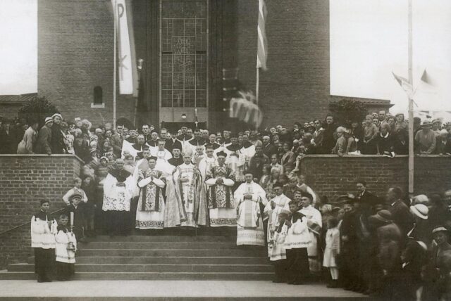 Das historische Foto zeigt Bischof Galen im September 1934 auf der Freitreppe bei der Weihe von St. Elisabeth in Recklinghausen.