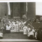 Das historische Foto zeigt Bischof Galen im September 1934 auf der Freitreppe bei der Weihe von St. Elisabeth in Recklinghausen.
