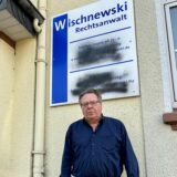 Jürgen Wischnewski vor seiner Anwaltskanzlei an der Dortmunder Straße. Eigentlich stehen vorne auf dem Schild Öffnungszeiten und Erreichbarkeiten. Diese sollten wohl unkenntlich gemacht werden.
