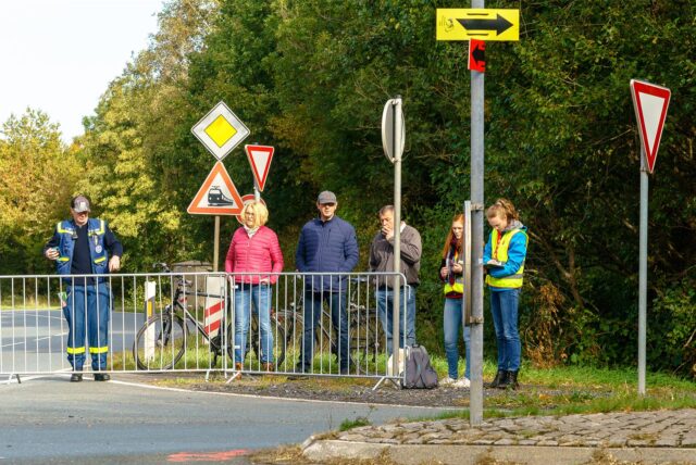 Menschen vor Absperrung