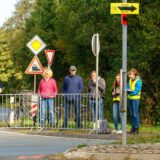 Menschen vor Absperrung