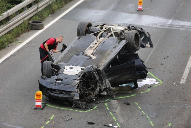 Ein Auto hat sich auf der A2 überschlagen und liegt kopfüber auf der Fahrbahn.