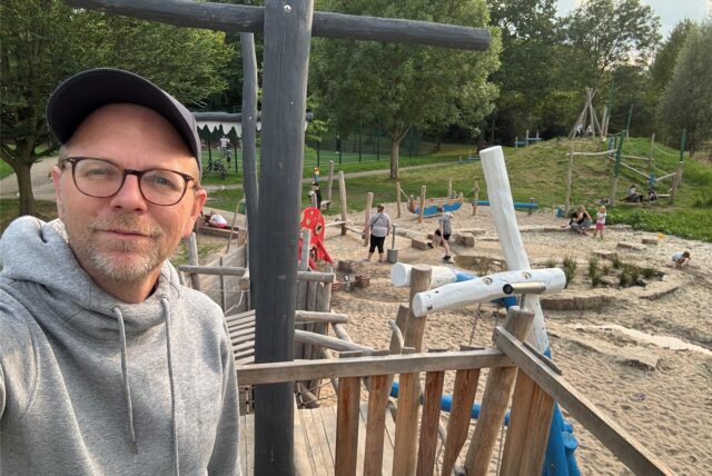 Tobias Weckenbrock, Reporter der Ruhr Nachrichten steht auf dem neuen Spielplatz in Dortmund.