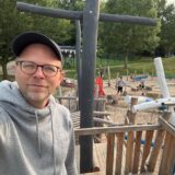 Tobias Weckenbrock, Reporter der Ruhr Nachrichten steht auf dem neuen Spielplatz in Dortmund.
