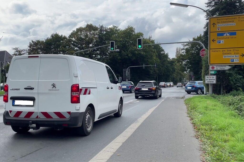 Ansicht der Kreuzung von Leveringhäuser Straße und Berliner Straße in Waltrop, im Vordergrund steht ein weißer Kastenwagen, im Hintergrund eine Ampel und ein Straßenschild. Ansicht der Kreuzung von Leveringhäuser Straße und Berliner Straße in Waltrop, im Vordergrund steht ein weißer Kastenwagen, im Hintergrund eine Ampel und ein Straßenschild.