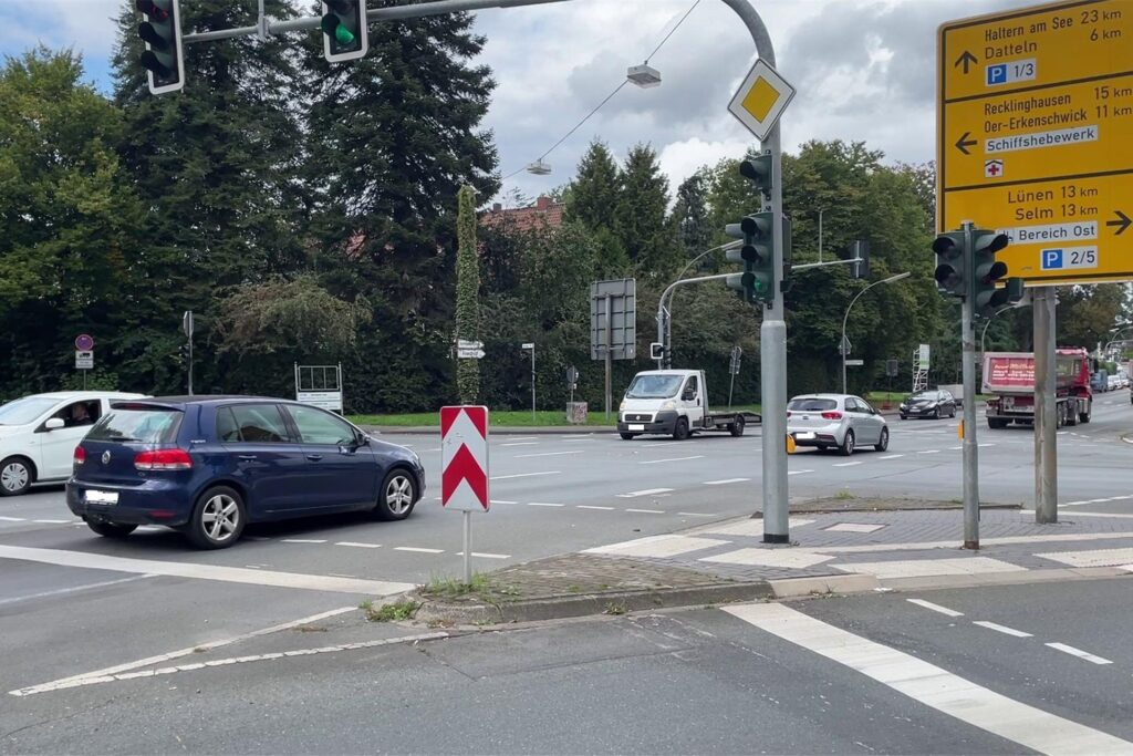 Ansicht der Kreuzung von Leveringhäuser und Berliner Straße in Waltrop, im oberen Bildrand ist eine Grün zeigende Ampel zu erkennen, im rechten Bildrand ein Straßenschild. Ansicht der Kreuzung von Leveringhäuser und Berliner Straße in Waltrop, im oberen Bildrand ist eine Grün zeigende Ampel zu erkennen, im rechten Bildrand ein Straßenschild.