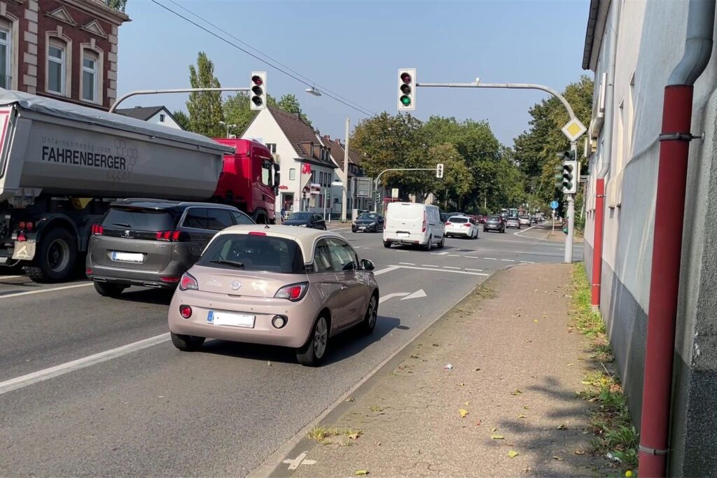 Ansicht der Dattelner Lukaskreuzung mit diversen Autos und Lkw. Ansicht der Dattelner Lukaskreuzung mit diversen Autos und Lkw.