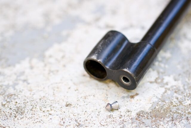 Teil eines Luftgewehrs und Munition.