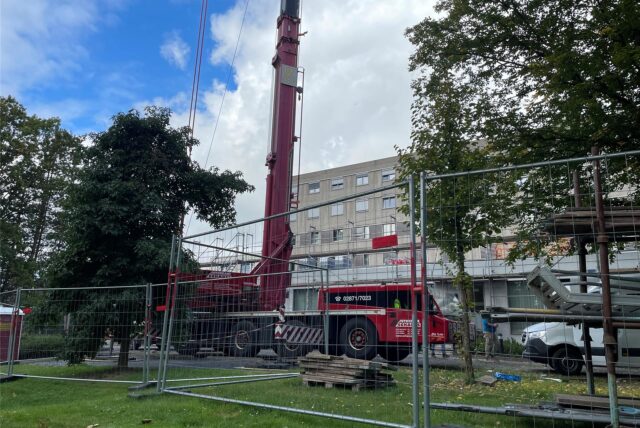 Sperrzäune und ein Bagger stehen vor der Fassade des St. Vincenz in Datteln.